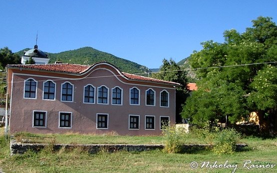 Училище в Сопот